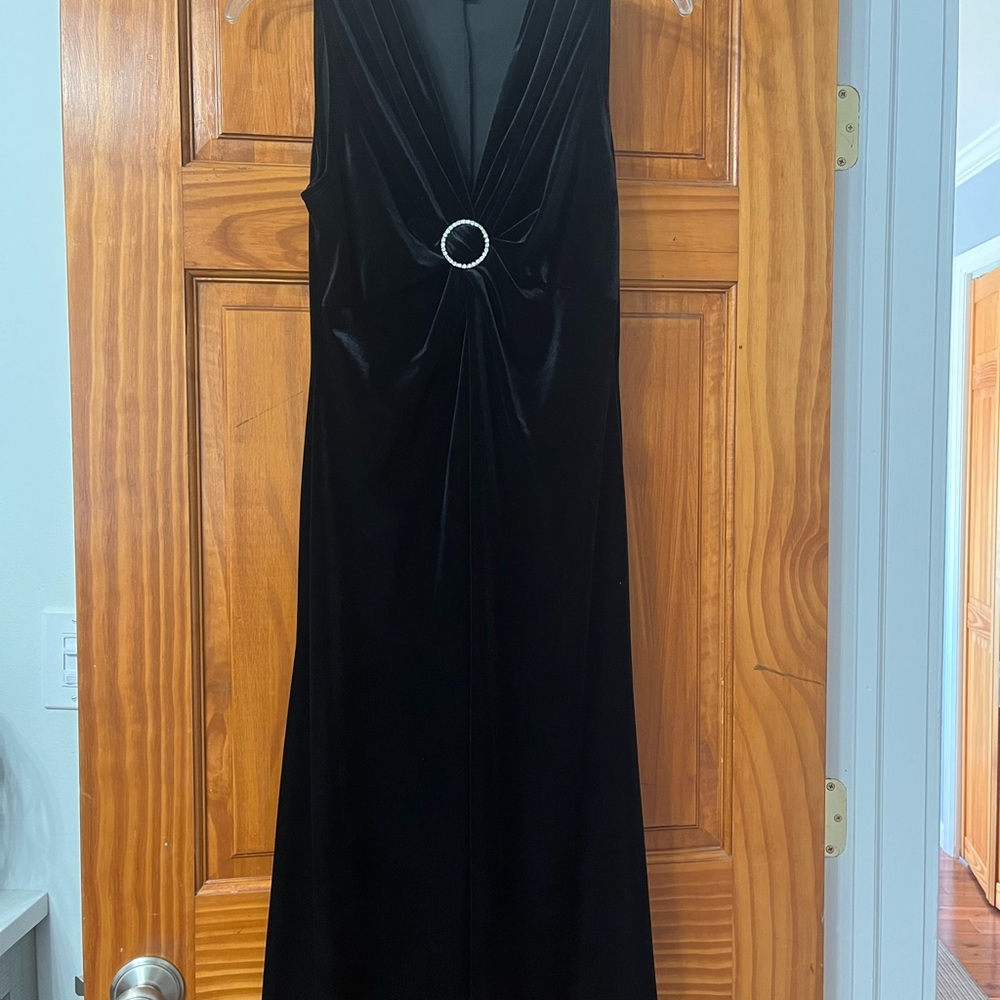 Black velvet dress size 6
